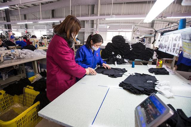 大姐组建5个班组，工人月工资可达6000元 临时变身口罩工服装厂复工复产纪实